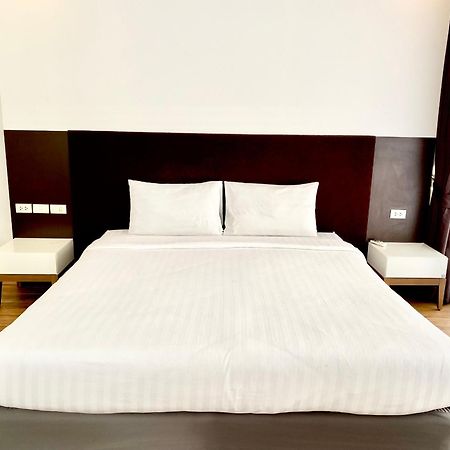 Nantiruj Tower - นันทิรุจ ทาวเวอร์ เซอร์วิสอพาร์ทเม้นท์ สุขุมวิท ซอย 8 Apartment Банкок Екстериор снимка