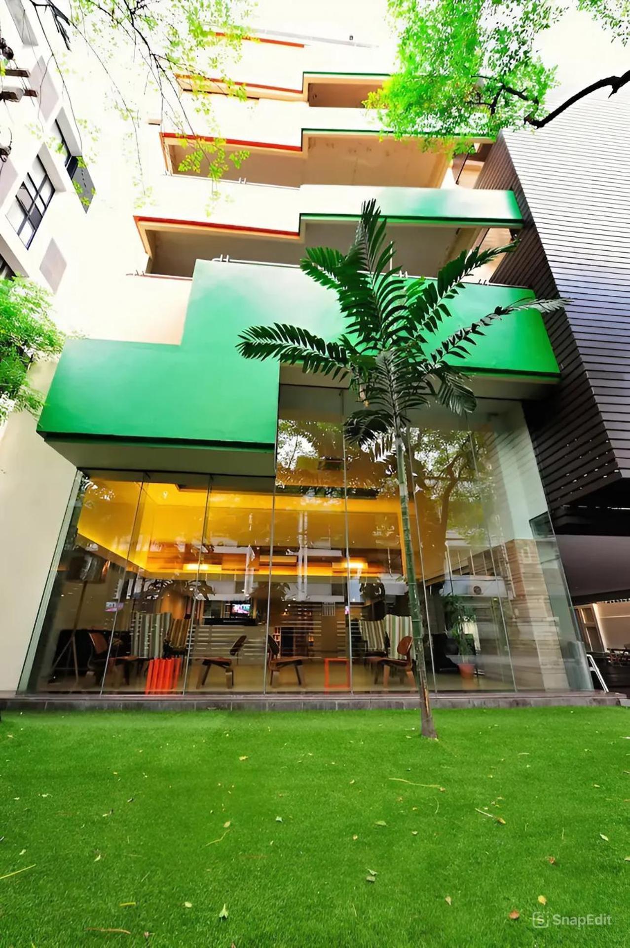 Nantiruj Tower - นันทิรุจ ทาวเวอร์ เซอร์วิสอพาร์ทเม้นท์ สุขุมวิท ซอย 8 Apartment Банкок Екстериор снимка