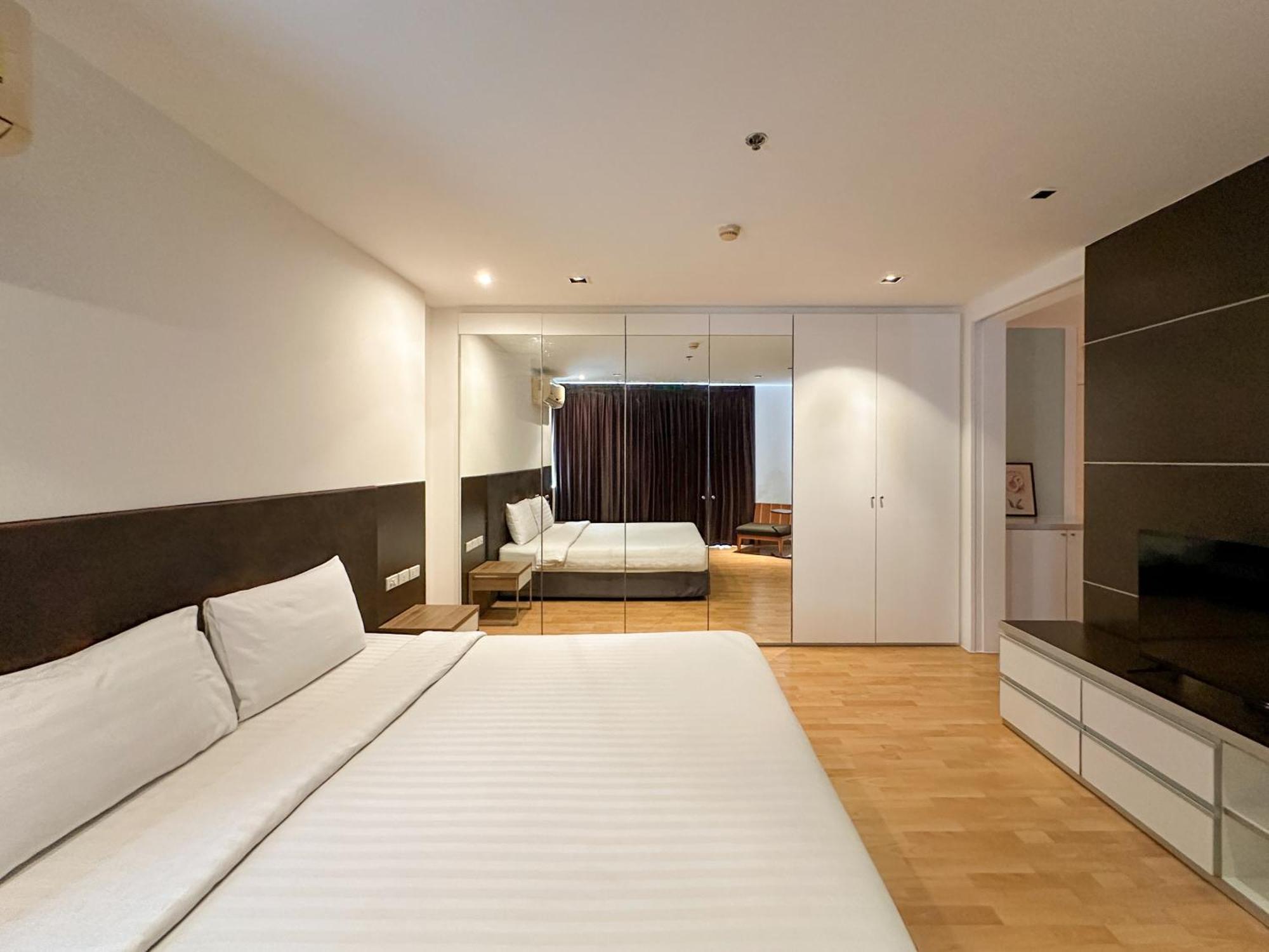 Nantiruj Tower - นันทิรุจ ทาวเวอร์ เซอร์วิสอพาร์ทเม้นท์ สุขุมวิท ซอย 8 Apartment Банкок Екстериор снимка