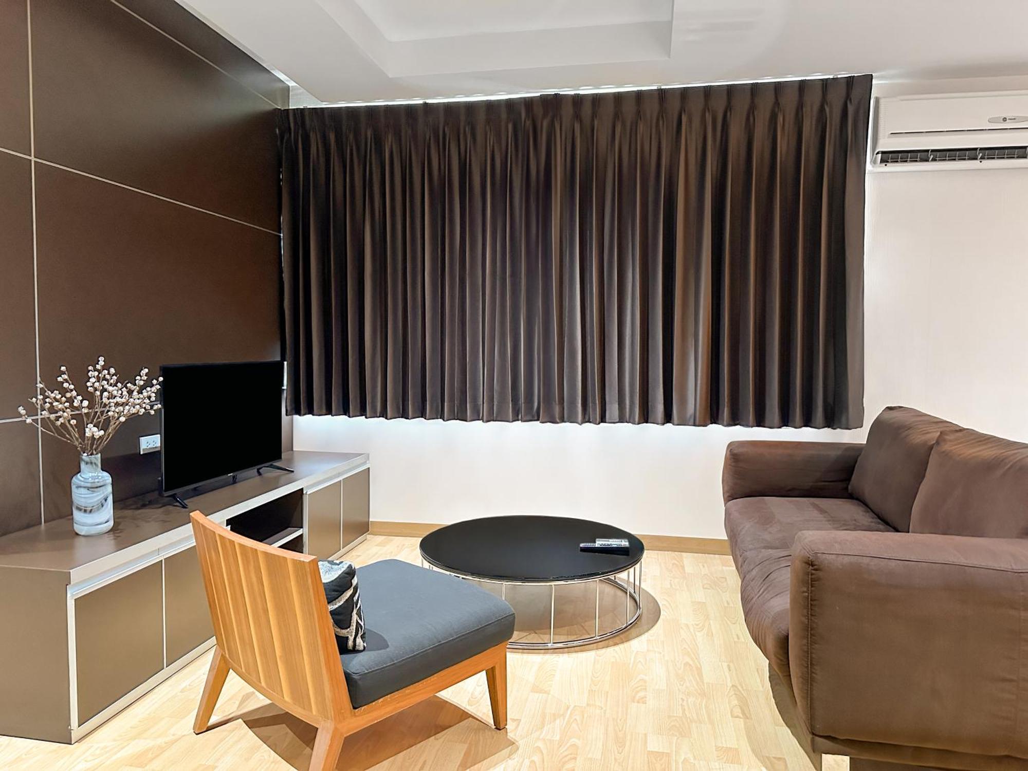 Nantiruj Tower - นันทิรุจ ทาวเวอร์ เซอร์วิสอพาร์ทเม้นท์ สุขุมวิท ซอย 8 Apartment Банкок Екстериор снимка
